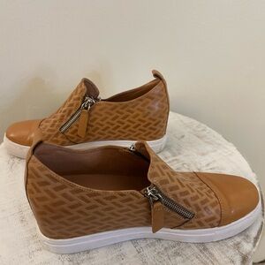 Tan Slip-On leather Sneakers women with Patterned Design size 9 with a side zipp